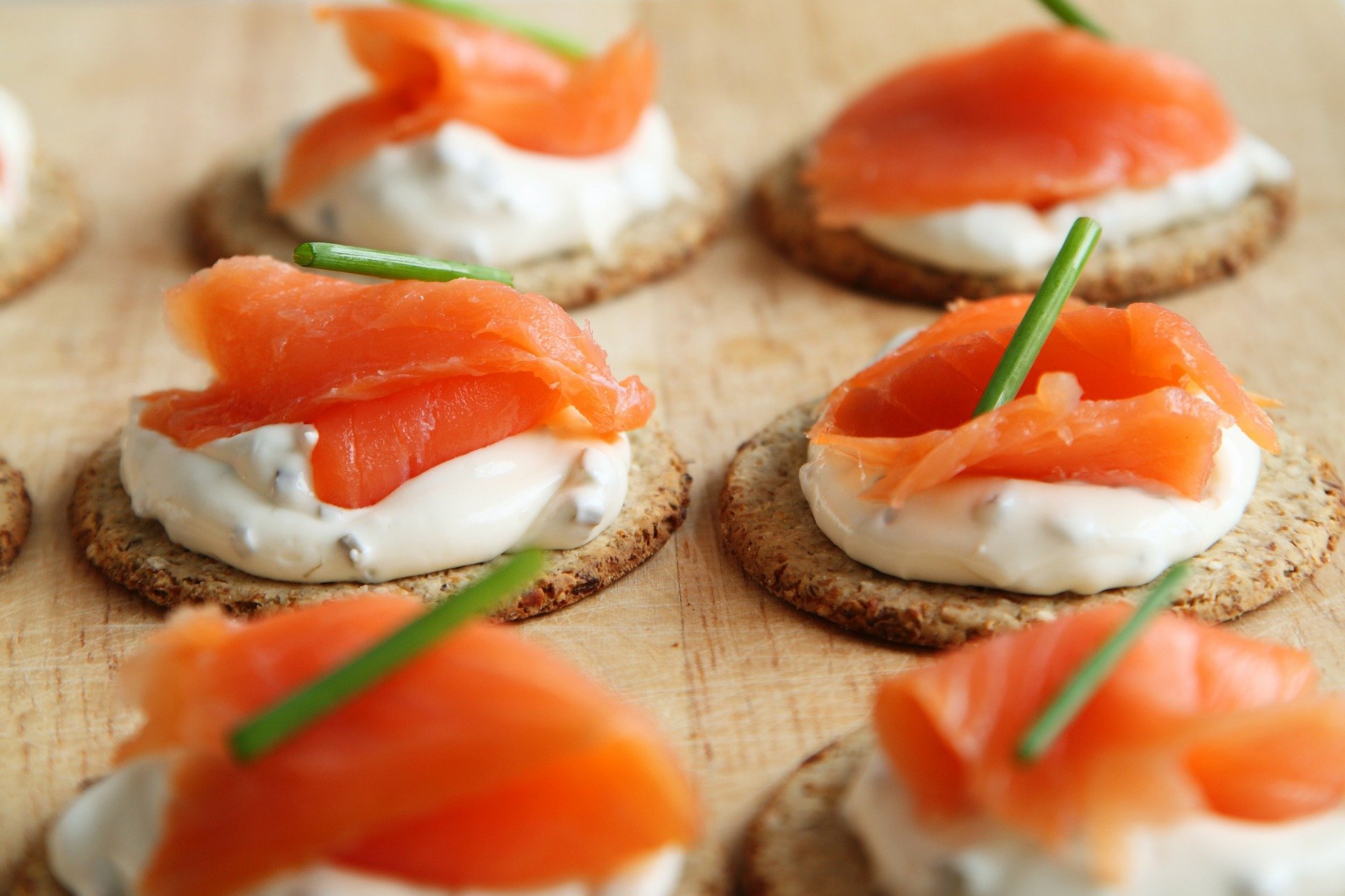 Vollkorn-Cracker mit Frischkäse und Lachs